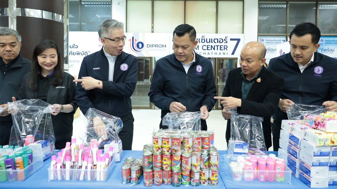 'ธนกร' นำทีมก.อุตฯพื้นที่อุบลราชธานี มอบถุงยังชีพให้ทหาร-ปชช. ที่ได้รับผลกระทบชายแดนไทย-กัมพูชา