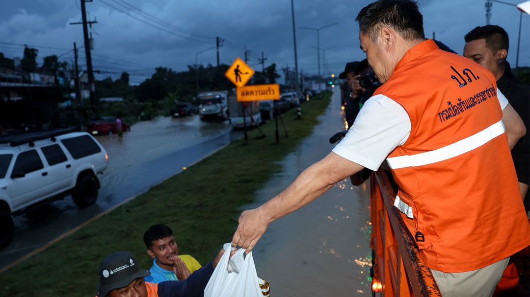 นายกฯ นั่งเรือมอบถุงยังชีพผู้ประสบภัยน้ำท่วมสงขลา ระหว่างติดตามสถานการณ์น้ำท่วม