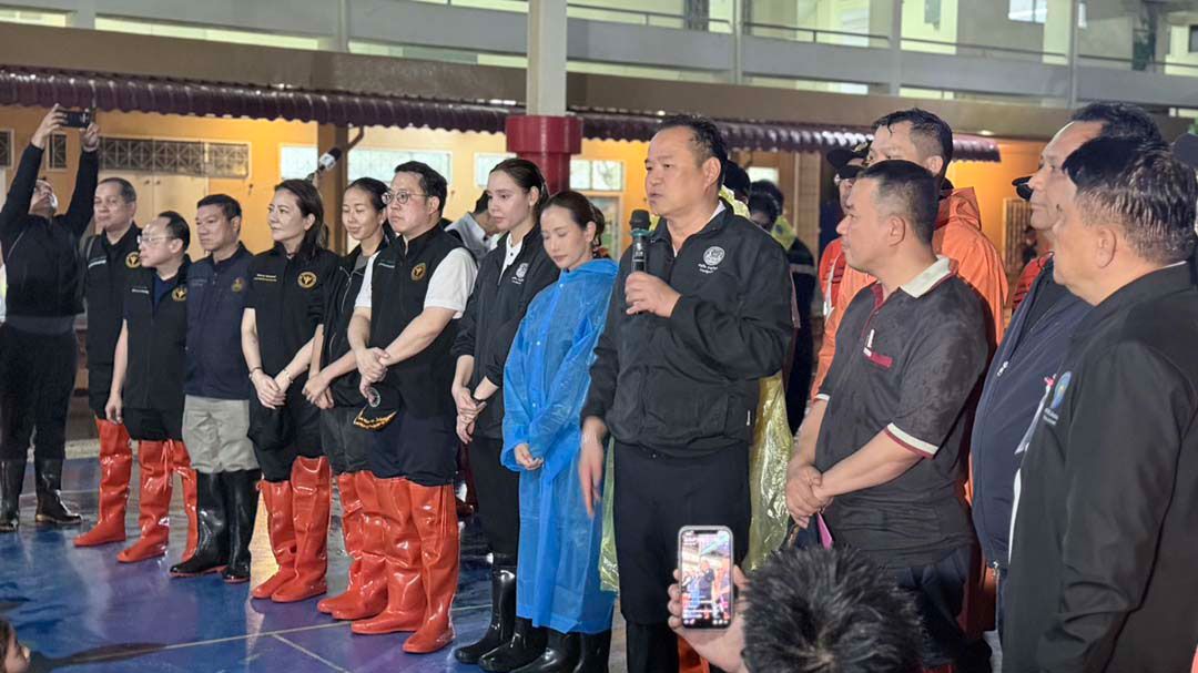 ​'นายกฯ'ขอปชช.อยู่ศูนย์พักพิงจนกว่าจะปลอดภัย บอกเดี๋ยวเร่งอนุมัติเงินเยียวยา