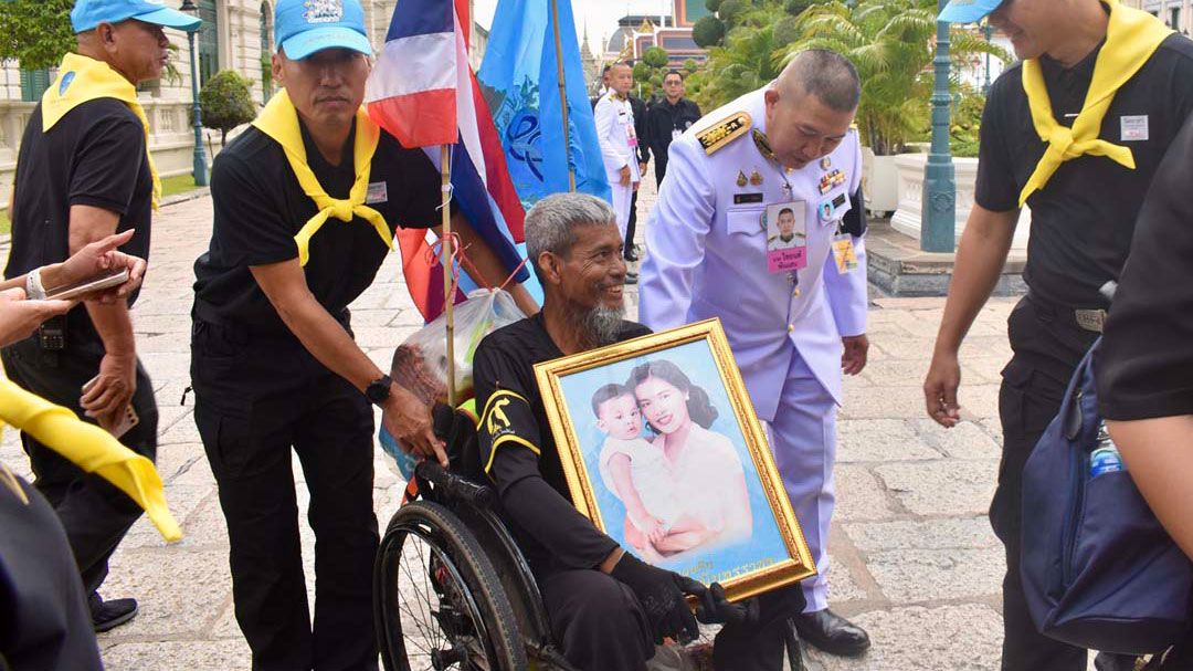ประชาชนทั่วทุกสารทิศเข้ากราบพระบรมศพ'สมเด็จพระพันปีหลวง'