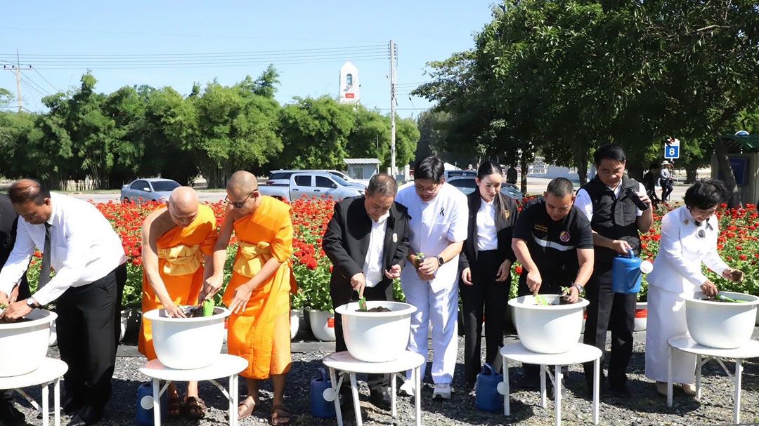 ผวจ.ปทุมธานี ร่วมปลูกดอกไม้เตรียมเปิดทุ่งสวรรค์ตะวันฉาย