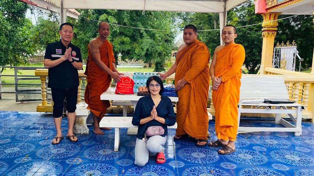 วัดพระธรรมกายหนุนศูนย์ช่วย ส่งมอบถุงยังชีพแก่ผู้ประสบภัย