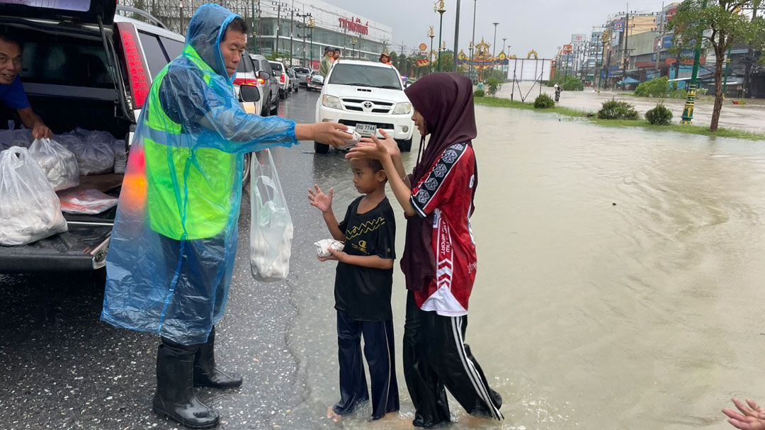 'นิพนธ์-สรรเพชญ'ฝ่าฝน-ลุยน้ำ ช่วยผู้ประสบอุทกภัยสงขลา