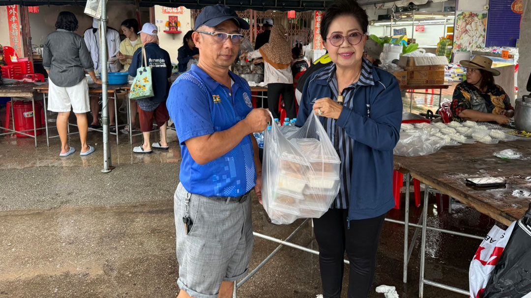 'บ้านใหญ่ ตรัง'สู้ภัยน้ำท่วม เปิดโรงครัว3มื้อต่อวัน แจกอาหาร4,500กล่อง/วัน