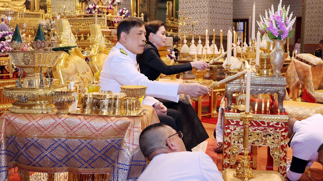 ‘ในหลวง-พระราชินี’ทรงบำเพ็ญพระราชกุศล อภิลักขิตสมัยวันคล้ายวันสวรรคต พระมงกุฎเกล้าเจ้าอยู่หัว พระมหาธีรราชเจ้า ครบ 100 ปี