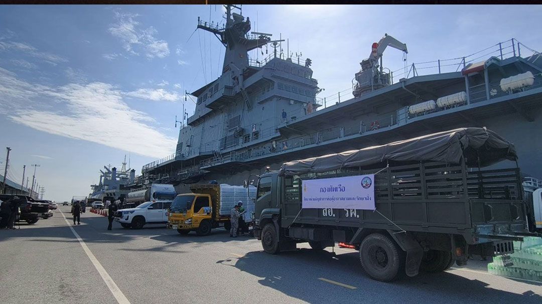 ร.ล.จักรีนฤเบศร ออกเดินทางมุ่งหน้าสู่จังหวัดสงขลาช่วยประชาชนที่ประสบอุทกภัย