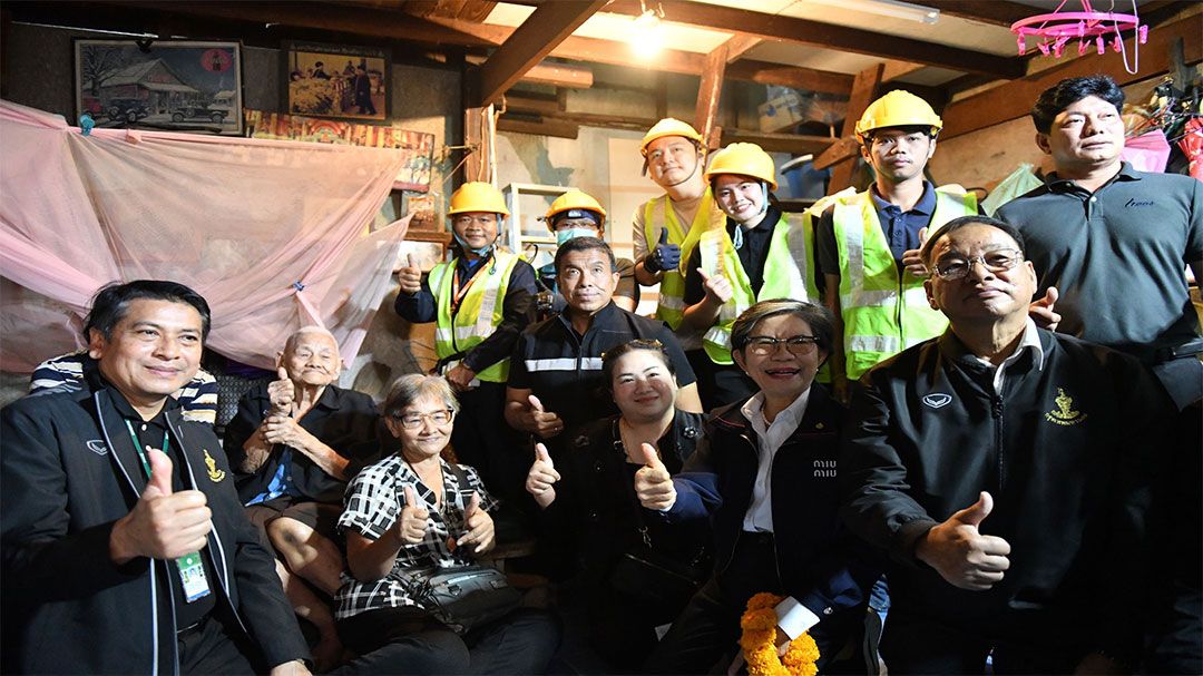 ‘คลองเตยอุ่นใจ’ เปลี่ยนสายไฟเสื่อมสภาพ ลดเสี่ยงไฟไหม้ชุมชน