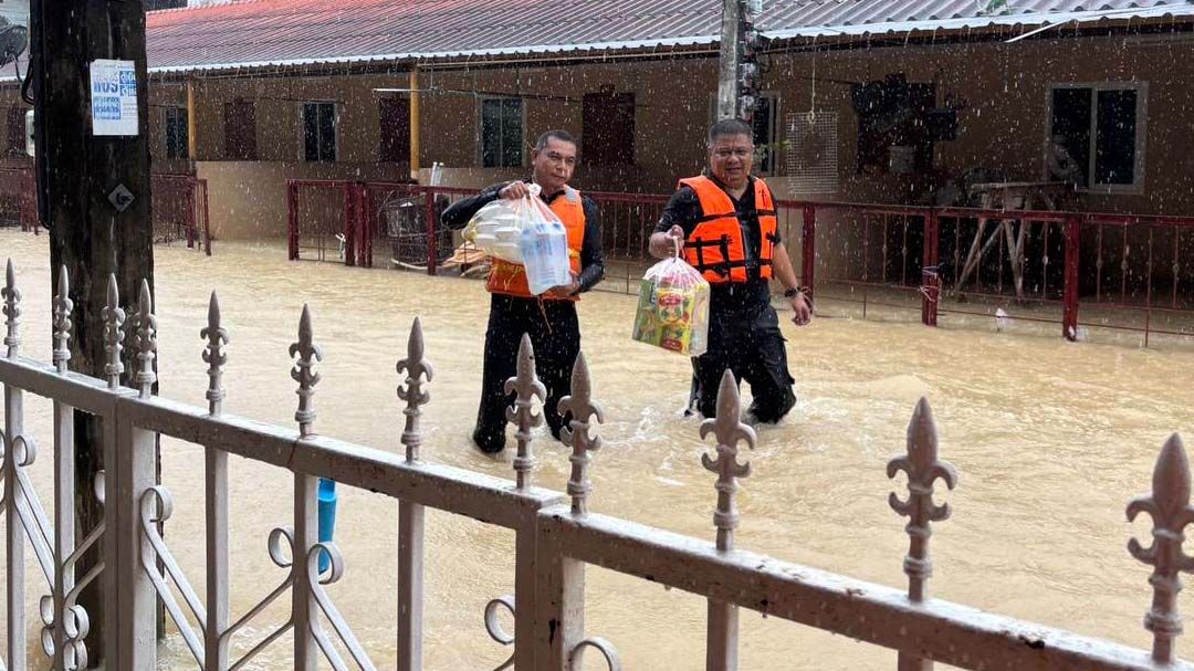 ‘ตม.สตูล’ลงมือปรุงอาหารเอง ลุยน้ำท่วมออกแจกจ่ายช่วยประชาชนสตูล