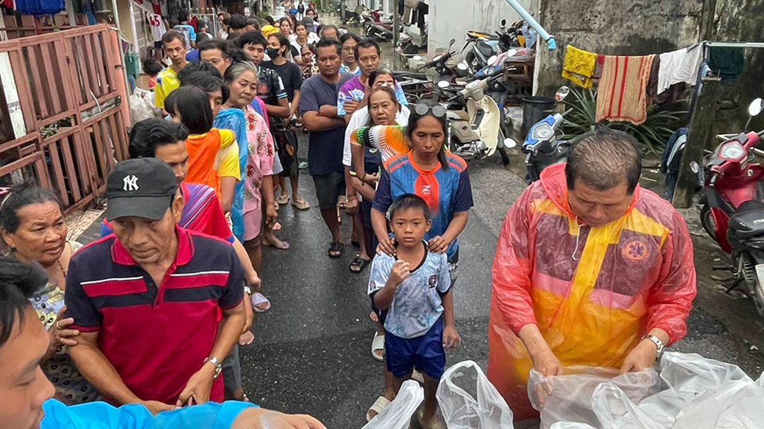 'นิพนธ์-สรรเพชญ'ลุยแจกข้าวกล่อง-น้ำดื่ม ช่วยผู้ประสบภัยน้ำท่วมต่อเนื่องเป็นวันที่ 3