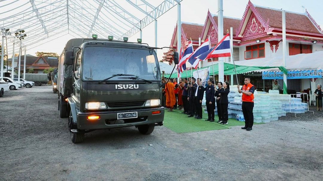 โคราชปล่อยขบวนคาราวานรถบรรทุกสิ่งของช่วยพี่น้องภาคใต้ที่กำลังประสบอุทกภัยครั้งใหญ่