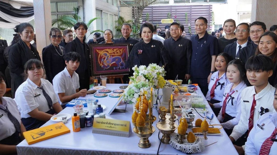 'ศุภมาส'ชื่นชมผลงาน นศ.อาชีวะอุบลฯ สาธิตศิลปกรรม-คหกรรม ที่ศูนย์ประชาสัมพันธ์งานพระราชพิธีฯ