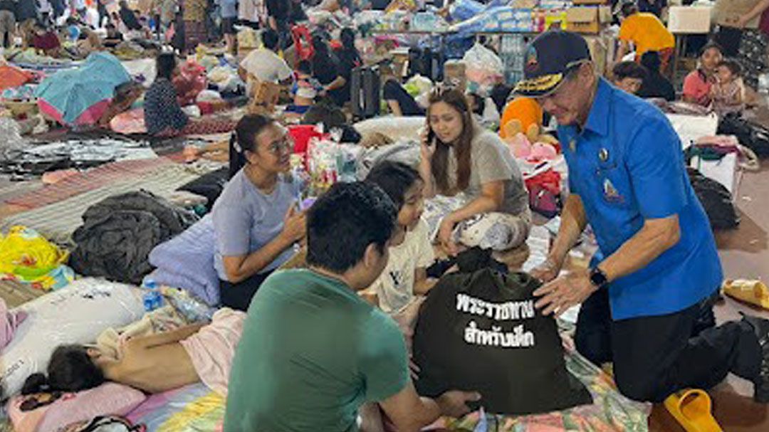 ในหลวง โปรดเกล้าฯให้มูลนิธิราชประชานุเคราะห์ฯ มอบสิ่งของพระราชทานเครื่องอุปโภคบริโภค ช่วยผู้ประสบอุทกภัยภาคใต้ 7 จุด