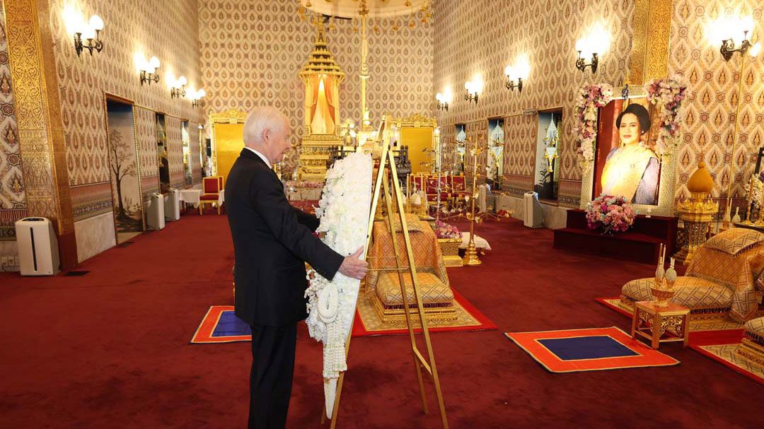 'เจ้าชายฟิลลิป'พร้อมพระชายา ทรงวางพวงมาลาถวายราชสักการะพระบรมศพ'สมเด็จพระพันปีหลวง'