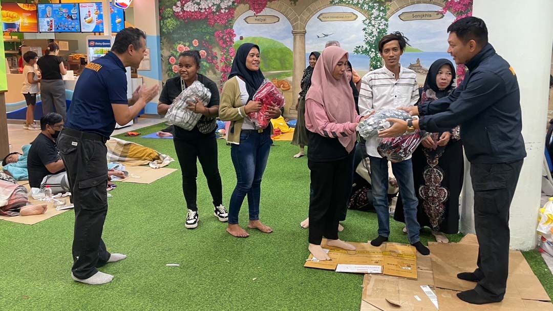 ‘ตม.6’อำนวยความสะดวกนักท่องเที่ยวติดค้างสนามบินหาดใหญ่-ช่วยเหลือผู้ประสบภัยน้ำท่วมภาคใต้