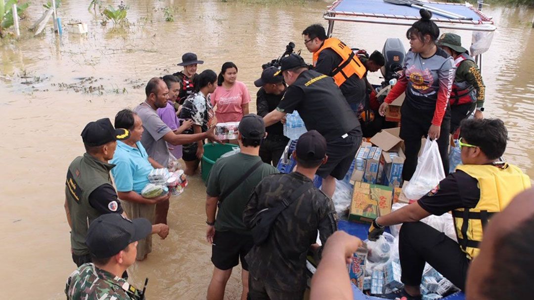 กรมอุทยานฯร่วม ศป.ทส.ลุยช่วยผู้ประสบภัยน้ำท่วมใต้จัดครัวสนามส่งเสบียง ช่วยผู้ป่วยติดเตียง