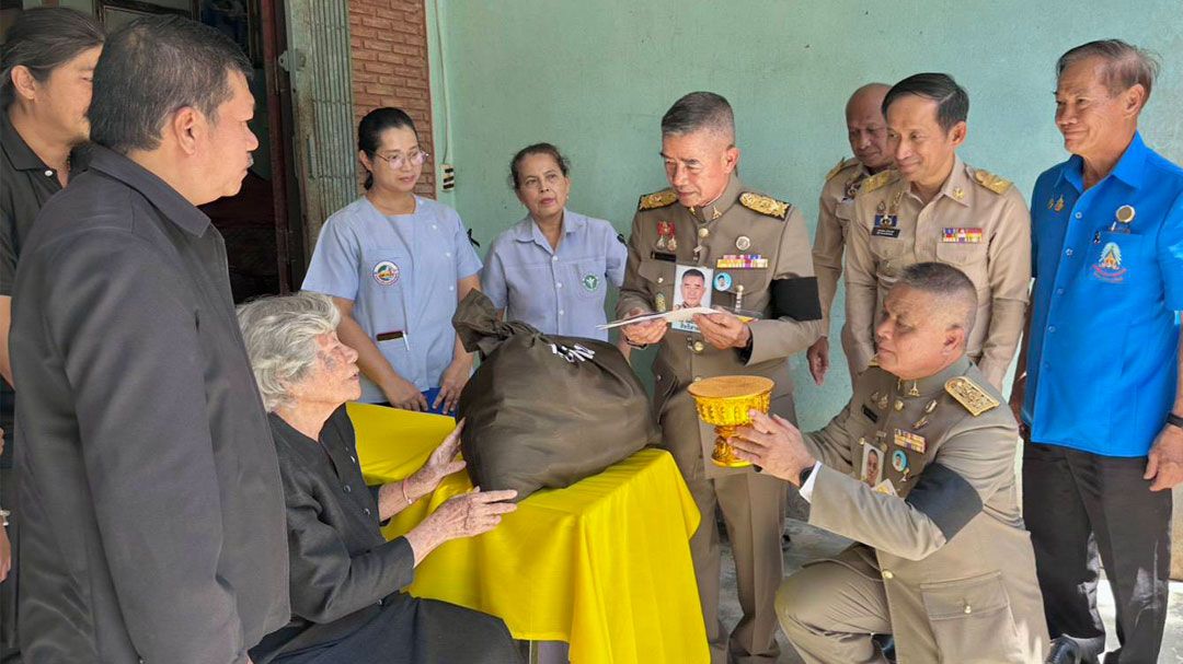 โปรดเกล้าฯ องคมนตรี เชิญถุงพระราชทานมอบแก่ราษฎรประสบอุทกภัยตรัง