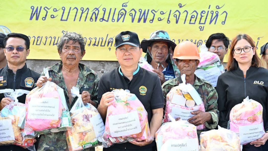 'อธิบดีกรมปศุสัตว์'ลงพื้นที่สงขลา มอบหญ้าพระราชทานและถุงยังชีพ ช่วยเกษตรกรฝ่าวิกฤตน้ำท่วม