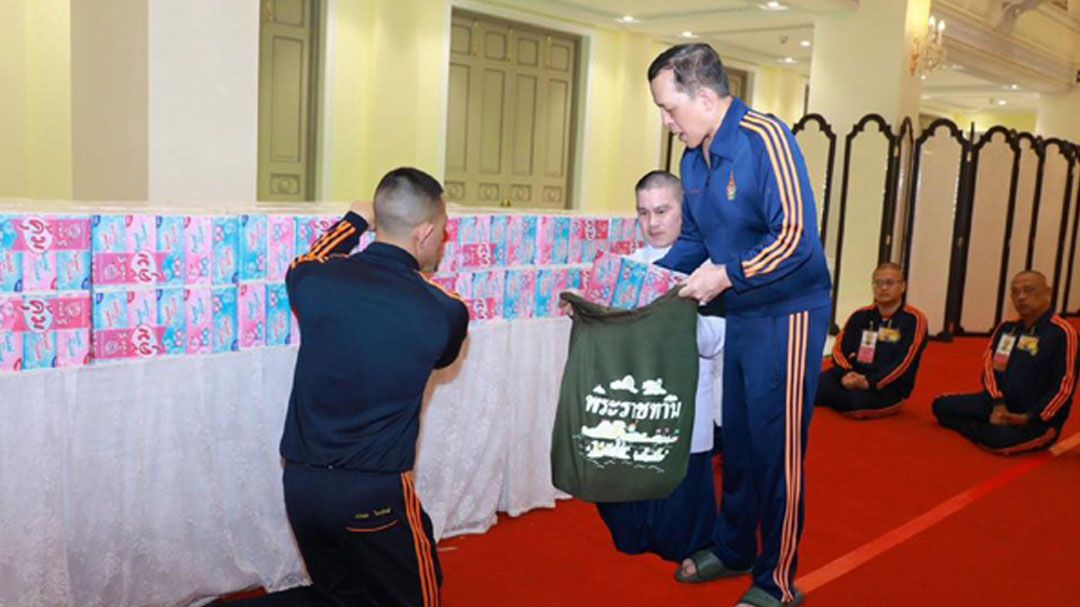 ในหลวง ทรงบรรจุถุงพระราชทาน โปรดเกล้าฯ จัดทำหนึ่ง 1 หมื่นถุง ช่วยปชช.น้ำท่วมภาคใต้