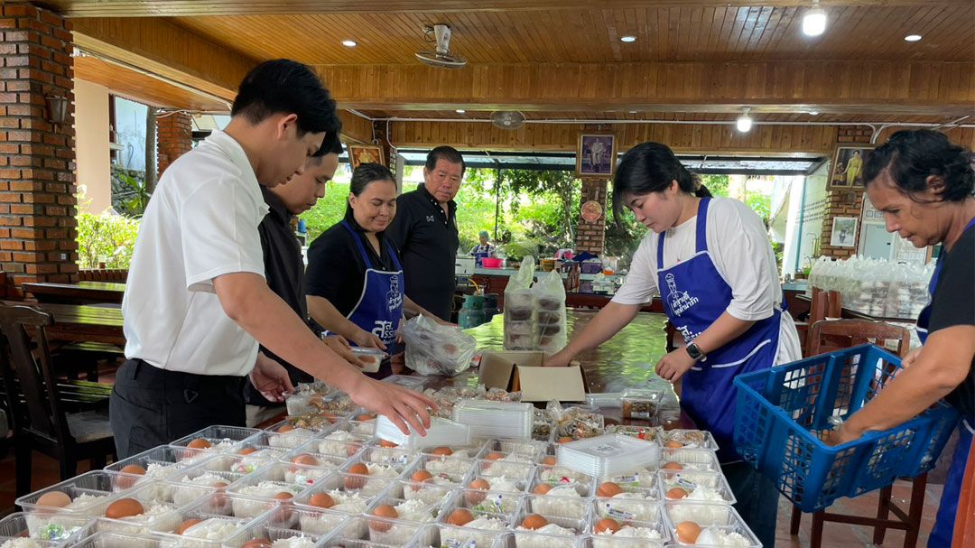 'นิพนธ์–สรรเพชญ' จัดอีก 2 หมื่นชุด 'ข้าวกล่อง-เหนียวไก่-แซนวิชทูนา'พร้อมน้ำดื่ม ช่วยผู้ประสบอุทกภัย