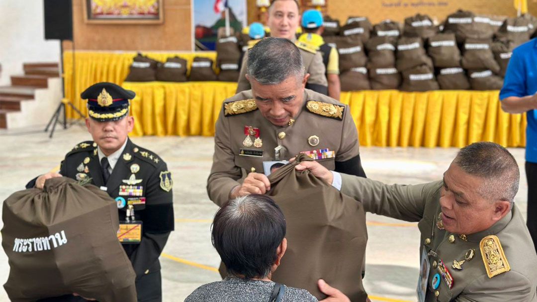 โปรดเกล้าฯ องคมนตรี เชิญถุงพระราชทานมอบแก่ราษฎรประสบอุทกภัย ‘พัทลุง’