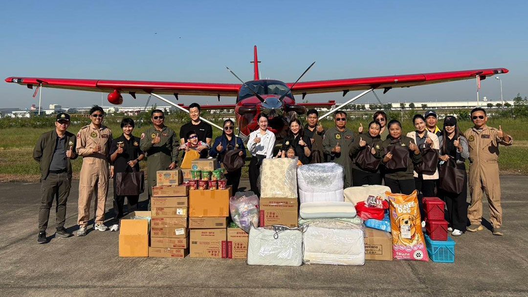 'ธารน้ำใจหลั่งไหลไม่หยุด' ส่งต่อสิ่งของจำเป็นขึ้นเครื่องบิน ทส.ช่วยชาวใต้