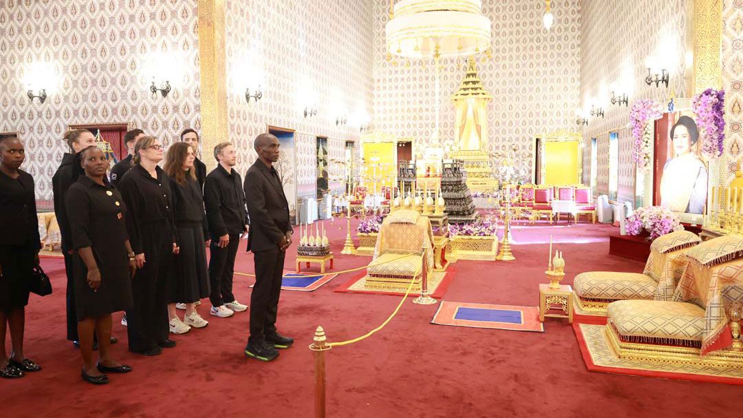 'เอเลียด คิปโชเก้'นักวิ่งมาราธอน เหรียญทองโอลิมปิก และคณะ ถวายความอาลัยพระบรมศพ'สมเด็จพระพันปีหลวง'