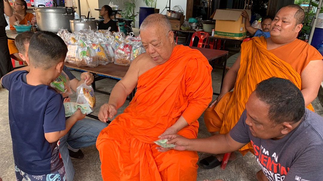 รองเจ้าคณะจังหวัดตรังมอบรอยยิ้ม แจกเงิน-ขนมเด็กๆ ผู้ประสบภัยน้ำท่วมชุมชนหลังวัดแจ้ง