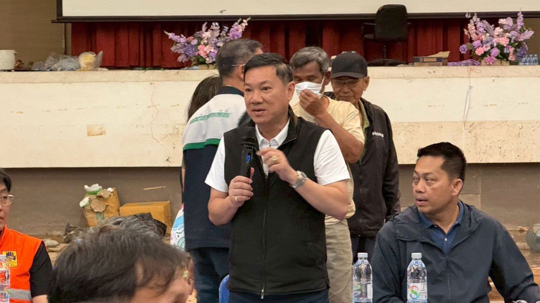 ปลัดมหาดไทย ลุยหาดใหญ่! ปูพรมตั้ง'ครัวกลางชุมชน' 103 จุด มอบอาหารปรุงสุกช่วยผู้ประสบภัยทันที