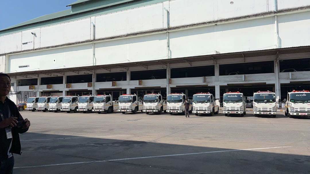 บช.น.ปล่อยแถวรถยกพร้อมพลขับ 40 คัน ช่วยเหลือผู้ประสบภัยน้ำท่วมภาคใต้