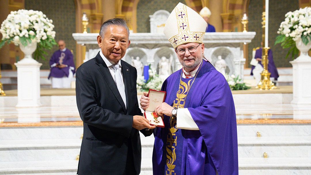 'สมเด็จพระสันตะปาปาฯ' พระราชทานเครื่องอิสริยาภรณ์แก่'ดร.พรเทพ พรประภา' ยกย่องคุณูปการต่อสังคมและศาสนจักรคาทอลิก