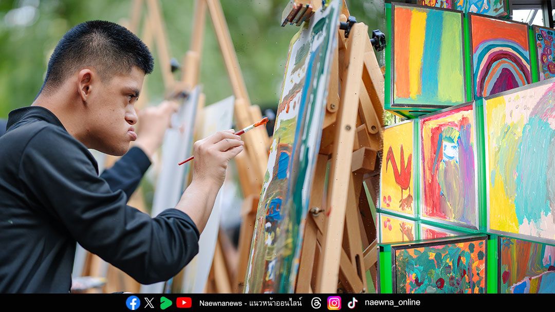 “Extra Happiness Christmas Tree”  จากปลายพู่กัน 50 ศิลปินดาวน์ซินโดรม ที่ รร.คิมป์ตัน มาลัย กรุงเทพฯ