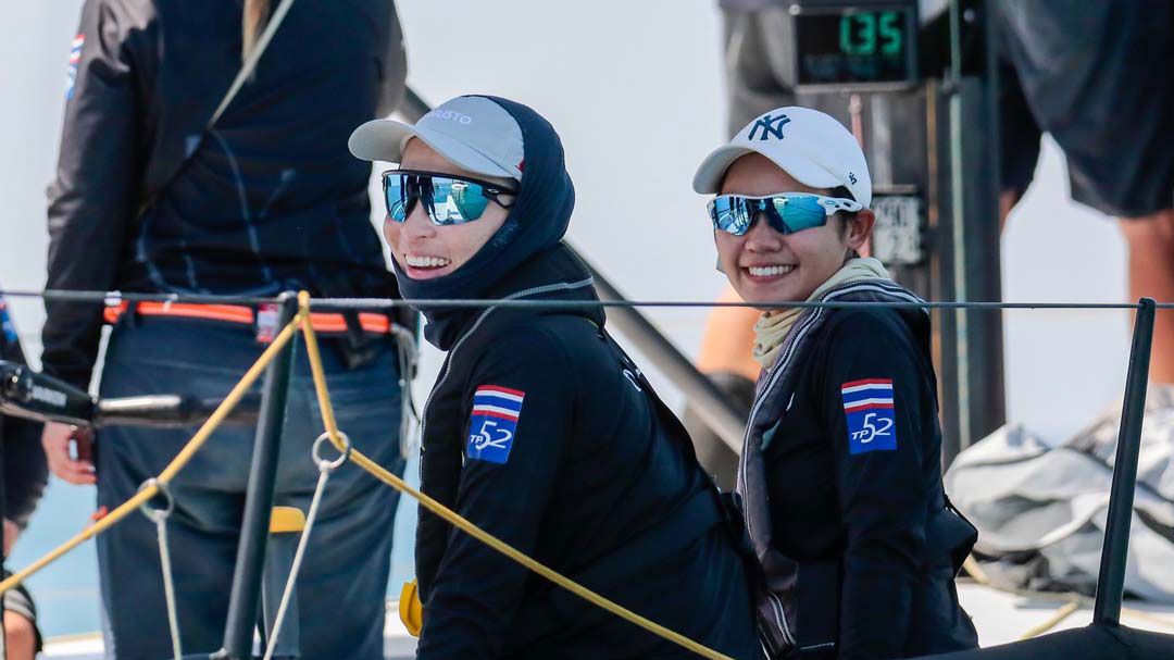 'พระราชินี'ทรงทำหน้าที่เนวิเกเตอร์ นำทีมเรือใบวายุ เข้าเส้นชัยเป็นอันดับ 1 ของเรซที่ 2