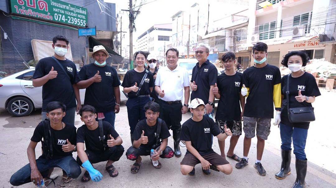 พท.จัดทีมอาสาเพื่อไทย ระดมช่วยทำความสะอาดตลาดกิมหยง