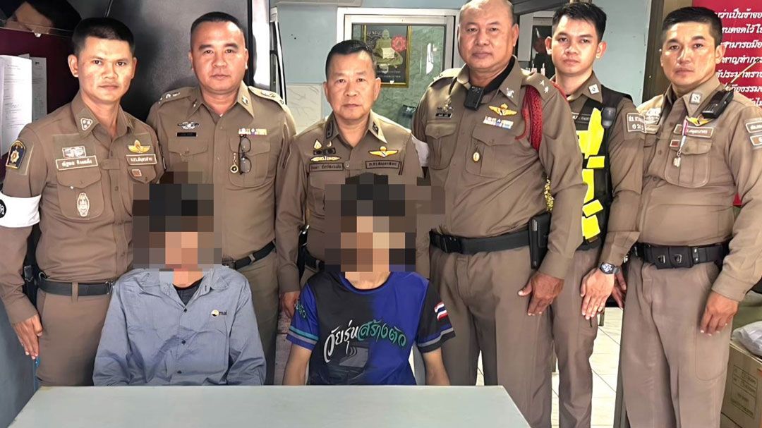 2 โจ๋ซิ่งรถแว้นเจอด่านโยนปืนเถื่อนทิ้งข้างทางไม่รอดสายตาตำรวจรวบคาที่พร้อมยาบ้าไอซ์