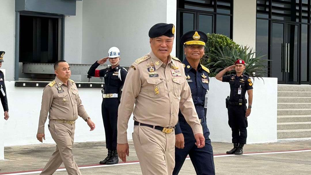 นายกฯสวมชุด อส.นำคณะบินตรวจราชการบุรีรัมย์ มอบนโยบาย ชรบ.