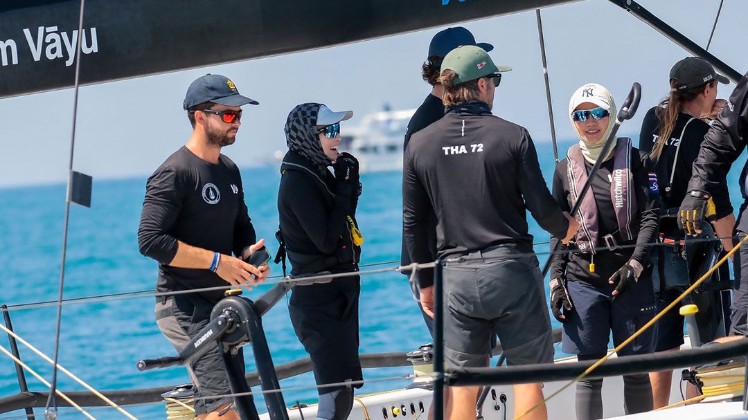 พระวิริยะอุตสาหะ! 'พระราชินี'นำทีมวายุ ฝ่าคลื่นลมขึ้นเป็นอันดับ 1 แข่งขันเรือใบนานาชาติ