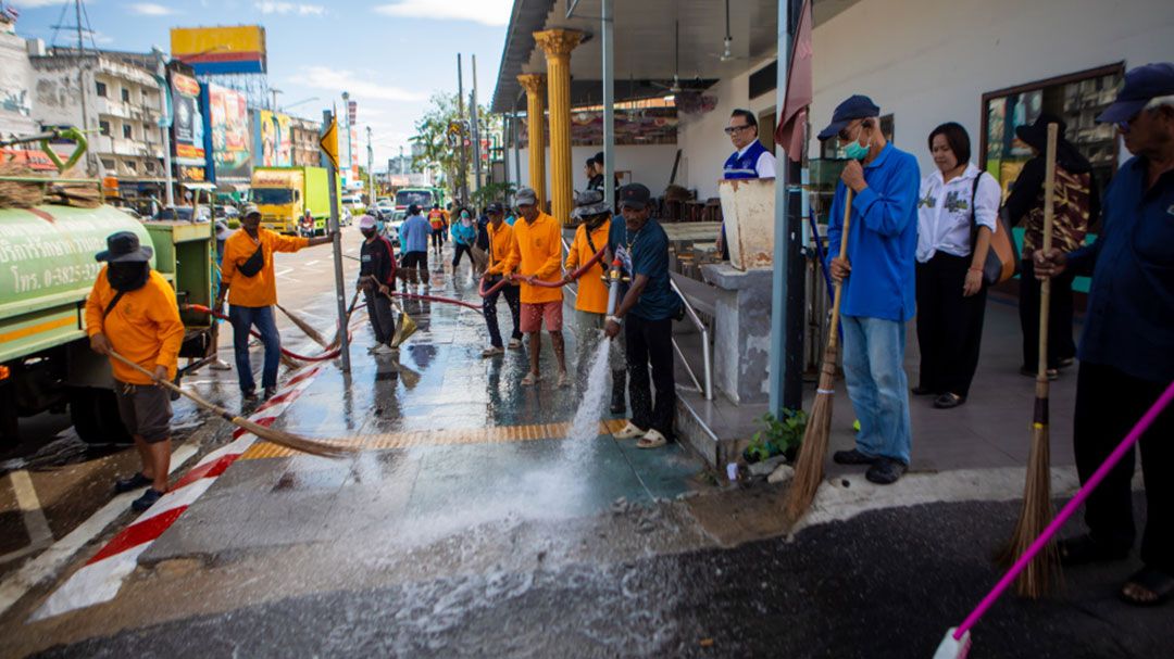 เมืองพัทยา-ชุมชนลุยล้างถนน  ลด PM 2.5 สร้างความเชื่อมั่น