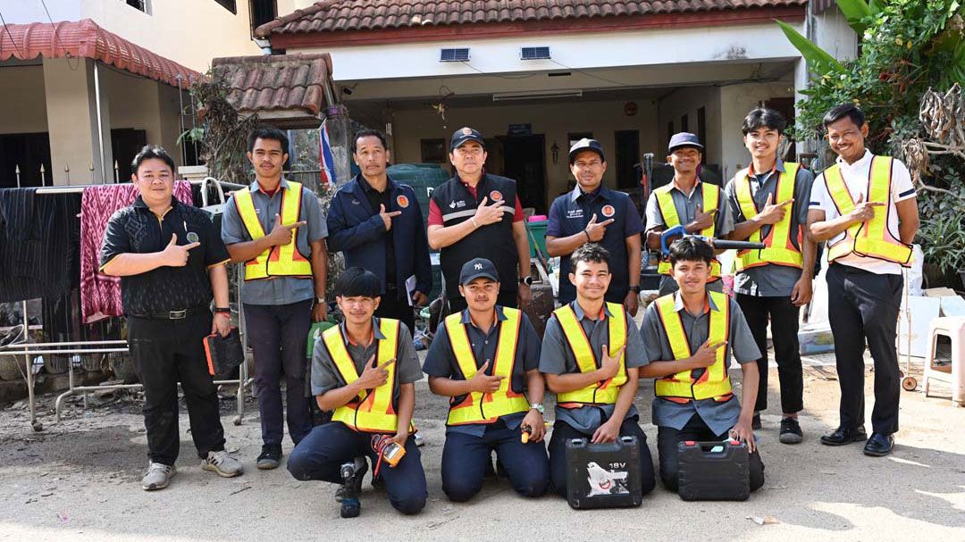 นศ.อาชีวะช่างไฟฟ้า ให้บริการตรวจสอบ-ซ่อมแซมระบบไฟฟ้าบ้านน้ำท่วม แล้วกว่า 300 ครัวเรือน