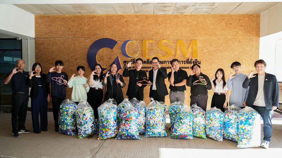 ม.พะเยา เก็บฝาขวด 1.4 แสนฝา ทำเป็นไม้แขวนเสื้อ-ลดคาร์บอน