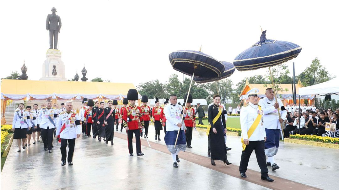 ในหลวง พระราชินี ทรงวางพวงมาลาถวายราชสักการะพระบรมราชานุสาวรีย์ รัชกาลที่ 9