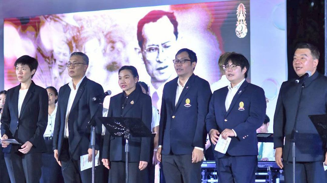 พสกนิกรฝ่าฝนร่วมฟังบทเพลงพระราชนิพนธ์ ณ อุทยาน 100 ปีจุฬาลงกรณ์มหาวิทยาลัย