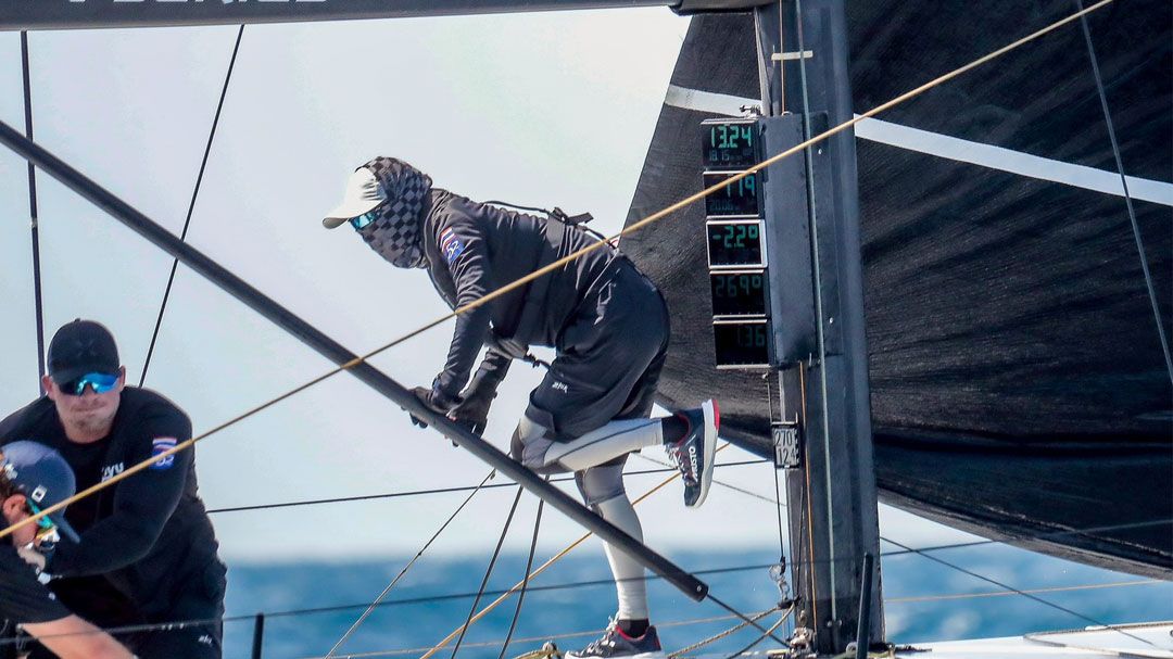 พระราชินี ทรงแข่งเรือใบรอบชิงชนะเลิศ ทำคะแนนให้เรือวายุดีที่สุดในการแข่งขัน