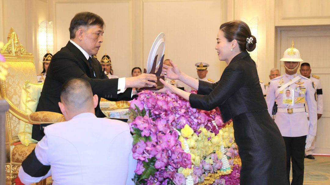 ในหลวง พระราชทานรางวัล แข่งเรือใบภูเก็ตคิงส์คัพรีกัตต้า พระราชินี ทรงรับถ้วยรองชนะเลิศอันดับ 1