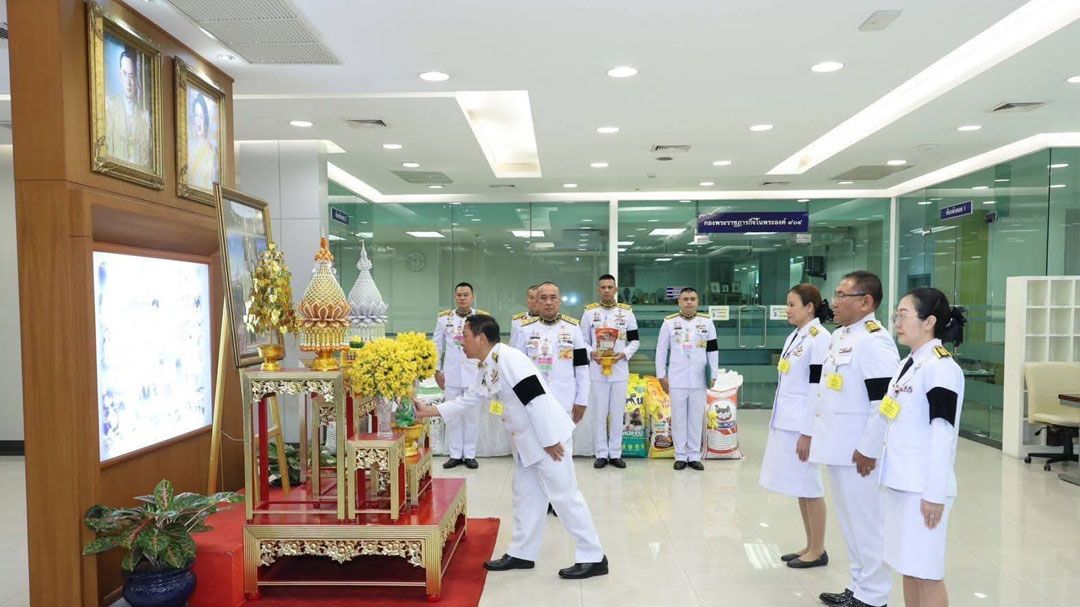 พระบาทสมเด็จพระเจ้าอยู่หัว พระราชทานอาหารสัตว์เลี้ยงและสัตว์เศรษฐกิจ แก่กรมปศุสัตว์ เพื่อมอบให้กับเกษตรกรที่ได้รับผลกระทบจากอุทกภัยพื้นที่ภาคใต้