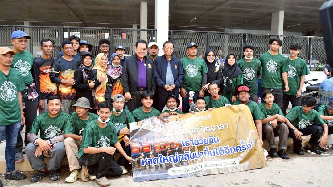 ‘ปธ.รัฐสภา’ลงพื้นที่หาดใหญ่ มอบเงิน 1.1 แสนบาทช่วยน้ำท่วม