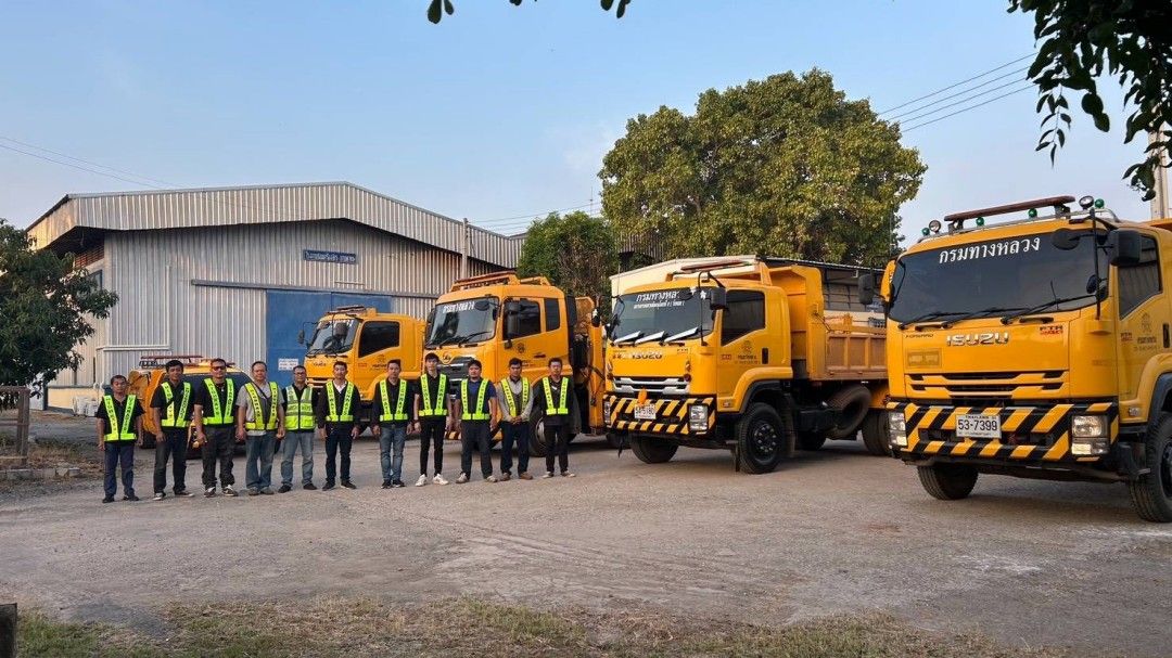 น้ำใจคนไทย! ทล.อุตรดิตถ์ 'ส่งเจ้าหน้าที่-เครื่องจักร' ช่วยกู้พื้นที่น้ำท่วมหาดใหญ่