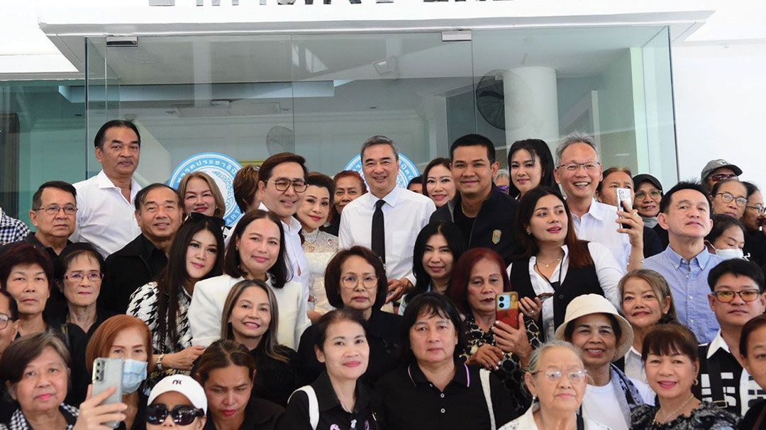 พยุงศักดิ์พาผู้ประกอบการ มอบเสื้อผ้า 10,000 ชุด ให้ชาวหาดใหญ่