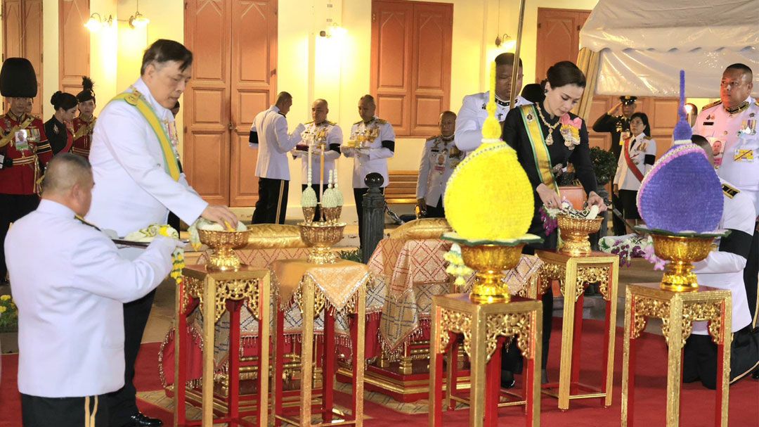 ในหลวง พระราชินี เสด็จฯไปทรงบำเพ็ญพระราชกุศลอุทิศถวาย พระมงกุฎเกล้าเจ้าอยู่หัว และ พระปกเกล้าเจ้าอยู่หัว