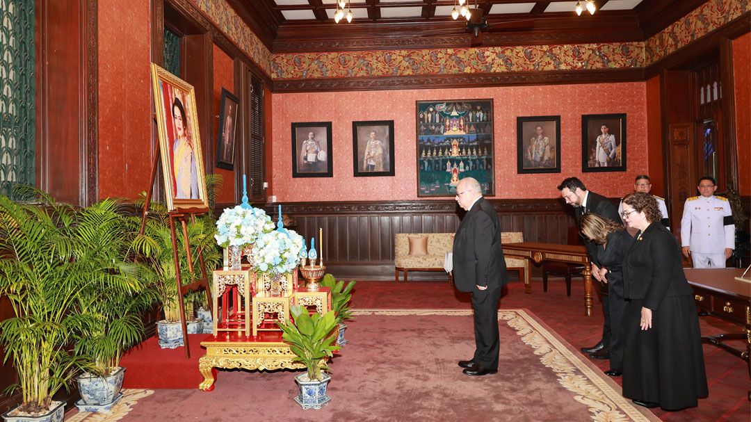 รมว.กต.สาธารณรัฐกัวเตมาลา วางพวงมาลาถวายราชสักการะพระบรมศพ สมเด็จพระพันปีหลวง