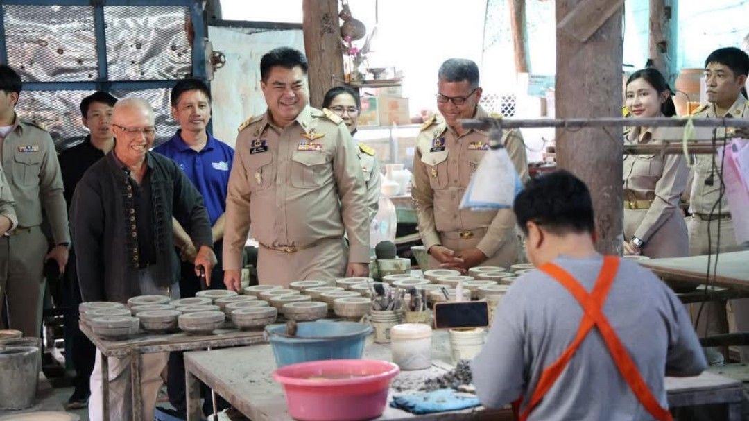ผู้ว่าฯเชียงราย-ชื่นชม! ‘ครูทันธิ’ ศิลปินผู้รักษางานเครื่องเคลือบดินเผาเวียงกาหลง
